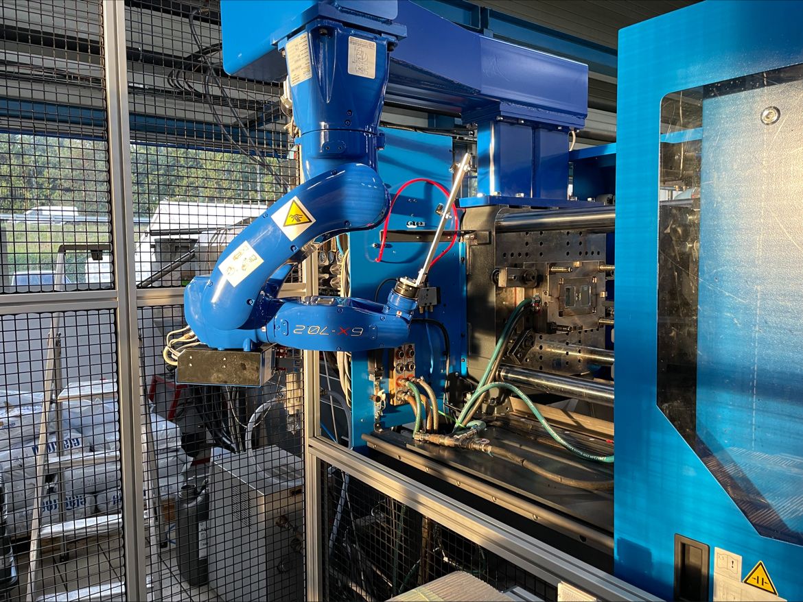 robot 6 axes sur presse 75T.